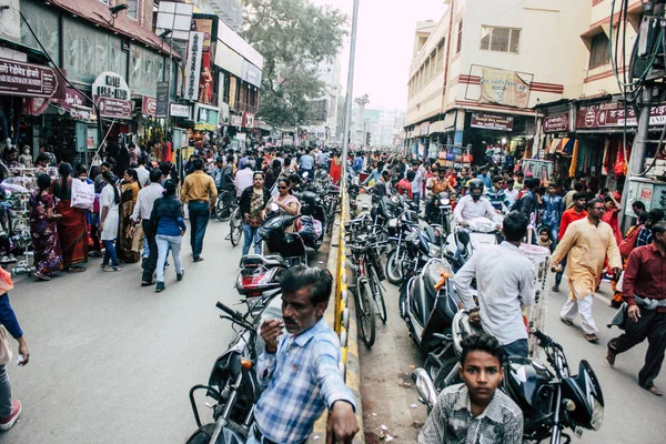 Varanasi Indiach Listopada 2018 Widok Niewiadomych Indian Ludzi Chodzących Ulicy — Zdjęcie stockowe