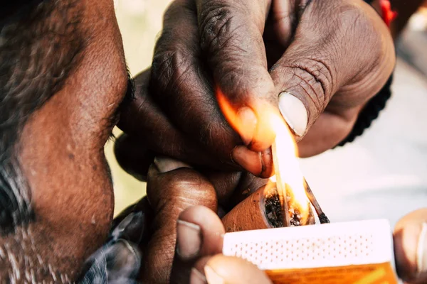 バラナシ インド 2018 日午後でバラナシの街で Chillum の喫煙不明サードゥのビュー — ストック写真