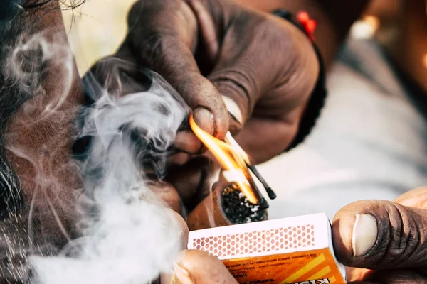 Varanasi Índia Novembro 2018 Vista Sadhu Desconhecido Fumando Chilro Nas — Fotografia de Stock