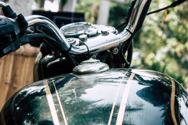 Hampi İstanbul Türkiye 19 Aralık 2018 Royal Enfield motosiklet görünümünü Park Hampi sokaklarında sabah