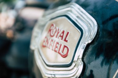 Hampi İstanbul Türkiye 19 Aralık 2018 Royal Enfield motosiklet görünümünü Park Hampi sokaklarında sabah