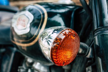 Hampi İstanbul Türkiye 19 Aralık 2018 Royal Enfield motosiklet görünümünü Park Hampi sokaklarında sabah