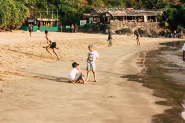 Gokarna Karnataka Hindistan 24 Ocak 2019 görünümü bir Ortodoks İsrail aile ve akşam Om Beach tatil çocuklar