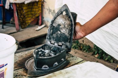 Varanasi Hindistan 7 Kasım 2018 Closeup Varanasi sokaklarında sabah kullanılan kömür ile geleneksel bir demir