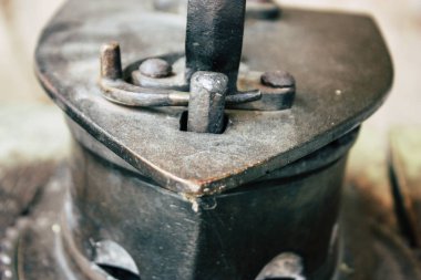 Varanasi Hindistan 7 Kasım 2018 Closeup Varanasi sokaklarında sabah kullanılan kömür ile geleneksel bir demir