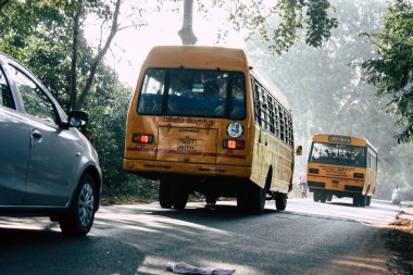 Auroville Tamil Nadu 24 Ocak 2019 Güney Hindistan'da öğleden sonra sürüş Auroville bir okul otobüs görünümünü