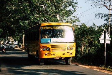 Auroville Tamil Nadu 24 Ocak 2019 Güney Hindistan'da öğleden sonra sürüş Auroville bir okul otobüs görünümünü