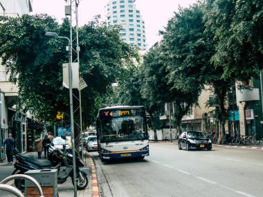 Tel Aviv İsrail 12 Aralık 2018 sokaklarda öğleden sonra Rating dolaşımda Tel Aviv otobüs bir klasik İsrail şehir görünümünü