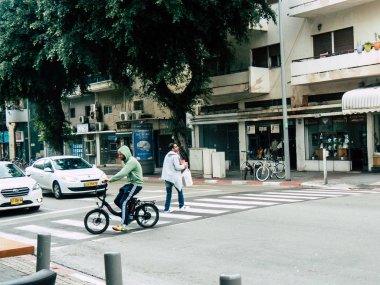 Tel Aviv İsrail 12 Aralık 2018 bilinmeyenli İsrail halkının öğleden sonra Tel Aviv sokaklarında yürüyüş görünümü