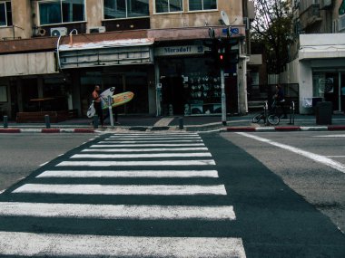 Tel Aviv İsrail 12 Aralık 2018 bilinmeyenli İsrail halkının öğleden sonra Tel Aviv sokaklarında yürüyüş görünümü