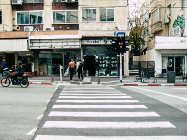 Tel Aviv İsrail 12 Aralık 2018 bilinmeyenli İsrail halkının öğleden sonra Tel Aviv sokaklarında yürüyüş görünümü