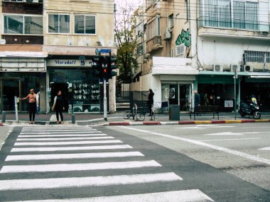 Tel Aviv İsrail 12 Aralık 2018 bilinmeyenli İsrail halkının öğleden sonra Tel Aviv sokaklarında yürüyüş görünümü