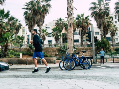 Tel Aviv İsrail 12 Aralık 2018 bilinmeyenli İsrail halkının öğleden sonra Tel Aviv sokaklarında yürüyüş görünümü