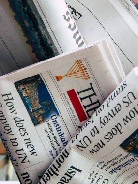 Tel Aviv İsrail 12 Aralık 2018 görünümü İsrail gazete ve dergi satılan Tel Aviv sokaklarında öğleden sonra