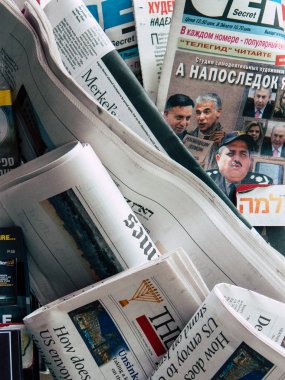 Tel Aviv İsrail 12 Aralık 2018 görünümü İsrail gazete ve dergi satılan Tel Aviv sokaklarında öğleden sonra