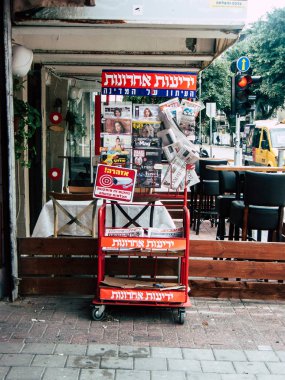 Tel Aviv İsrail 12 Aralık 2018 görünümü İsrail gazete ve dergi satılan Tel Aviv sokaklarında öğleden sonra