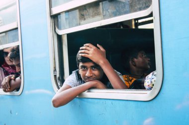 Colombo Sri Lanka Ocak 18, Ella ve şeker arasında trende öğleden sonra bilinmeyen insanlar görünümünü 2019
