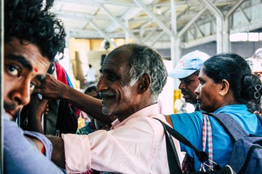 Colombo Sri Lanka Ocak 18, Ella ve şeker arasında trende öğleden sonra bilinmeyen insanlar görünümünü 2019