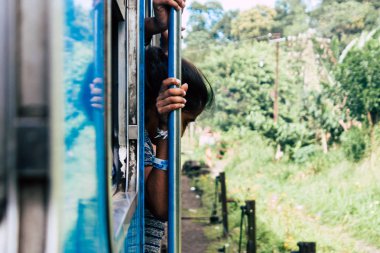 Colombo Sri Lanka Ocak 18, Ella ve şeker arasında trende öğleden sonra bilinmeyen insanlar görünümünü 2019