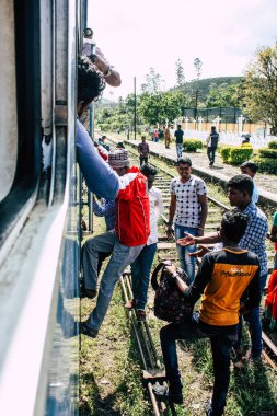 Colombo Sri Lanka Ocak 18, Ella ve şeker arasında trende öğleden sonra bilinmeyen insanlar görünümünü 2019