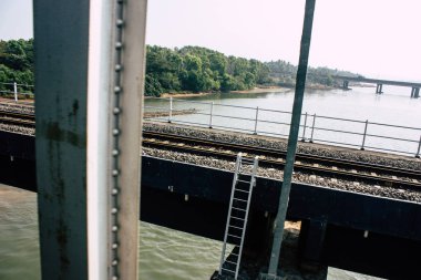 Gokarna Karnataka Hindistan 25 Ocak 2019 akşam Gokarna ve Mangalore arasında southen Hint Konkan demiryolu görünümünü