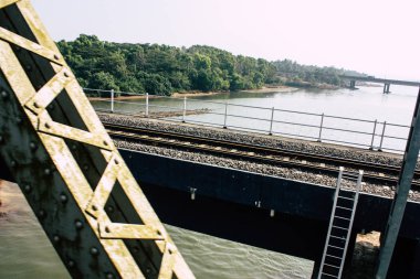 Gokarna Karnataka Hindistan 25 Ocak 2019 akşam Gokarna ve Mangalore arasında southen Hint Konkan demiryolu görünümünü