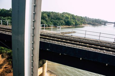 Gokarna Karnataka Hindistan 25 Ocak 2019 akşam Gokarna ve Mangalore arasında southen Hint Konkan demiryolu görünümünü