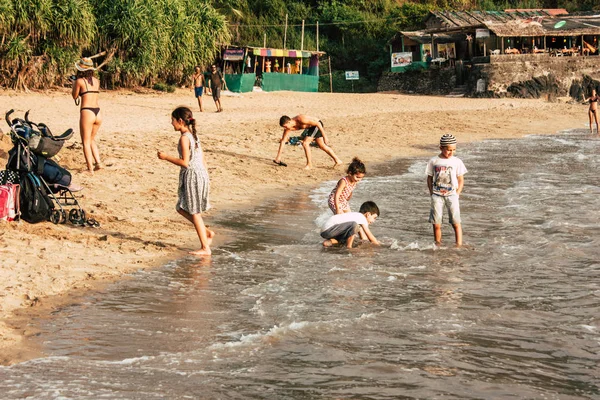 Gokarna Karnataka 2019年1月24日晚上在 海滩度假的一个正统的以色列家庭和孩子的观点 — 图库照片