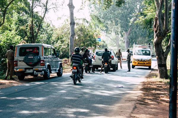 Auroville Tamil Nadu Janeiro 2019 Vista Policiais Indianos Controlando Carros — Fotografia de Stock