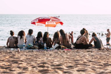 Gokarna Karnataka Hindistan 27 Ocak 2019 Ordu bitmiş ve eğlenceli Om Beach Güney Hindistan'da İsrailli gençler görünümünü