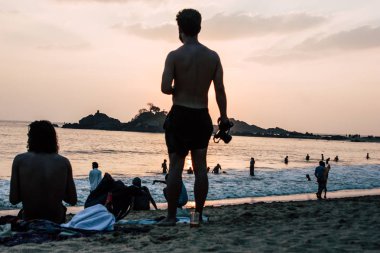Gokarna Karnataka Hindistan 27 Ocak 2019 Ordu bitmiş ve eğlenceli Om Beach Güney Hindistan'da İsrailli gençler görünümünü