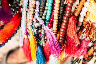 OM 1 Şubat 2019 Gokarna Karnataka Hindistan plaj portre renkli takı öğleden sonra Güney Hindistan'da sahilde sattı