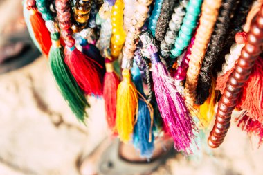 OM 1 Şubat 2019 Gokarna Karnataka Hindistan plaj portre renkli takı öğleden sonra Güney Hindistan'da sahilde sattı