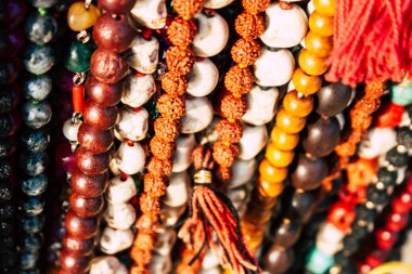 OM 1 Şubat 2019 Gokarna Karnataka Hindistan plaj portre renkli takı öğleden sonra Güney Hindistan'da sahilde sattı