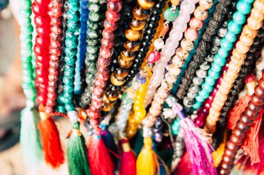 OM 1 Şubat 2019 Gokarna Karnataka Hindistan plaj portre renkli takı öğleden sonra Güney Hindistan'da sahilde sattı