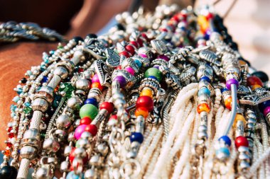 OM 1 Şubat 2019 Gokarna Karnataka Hindistan plaj portre renkli takı öğleden sonra Güney Hindistan'da sahilde sattı