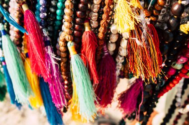 OM 1 Şubat 2019 Gokarna Karnataka Hindistan plaj portre renkli takı öğleden sonra Güney Hindistan'da sahilde sattı