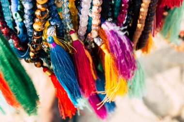 OM 1 Şubat 2019 Gokarna Karnataka Hindistan plaj portre renkli takı öğleden sonra Güney Hindistan'da sahilde sattı