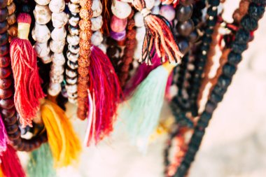 OM 1 Şubat 2019 Gokarna Karnataka Hindistan plaj portre renkli takı öğleden sonra Güney Hindistan'da sahilde sattı