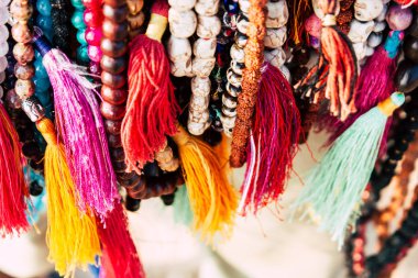 OM 1 Şubat 2019 Gokarna Karnataka Hindistan plaj portre renkli takı öğleden sonra Güney Hindistan'da sahilde sattı