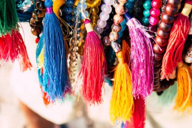 OM 1 Şubat 2019 Gokarna Karnataka Hindistan plaj portre renkli takı öğleden sonra Güney Hindistan'da sahilde sattı