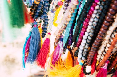 OM 1 Şubat 2019 Gokarna Karnataka Hindistan plaj portre renkli takı öğleden sonra Güney Hindistan'da sahilde sattı