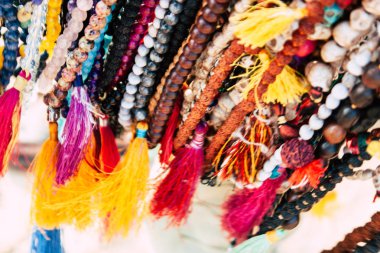 OM 1 Şubat 2019 Gokarna Karnataka Hindistan plaj portre renkli takı öğleden sonra Güney Hindistan'da sahilde sattı