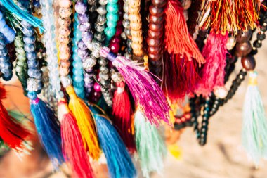 OM 1 Şubat 2019 Gokarna Karnataka Hindistan plaj portre renkli takı öğleden sonra Güney Hindistan'da sahilde sattı