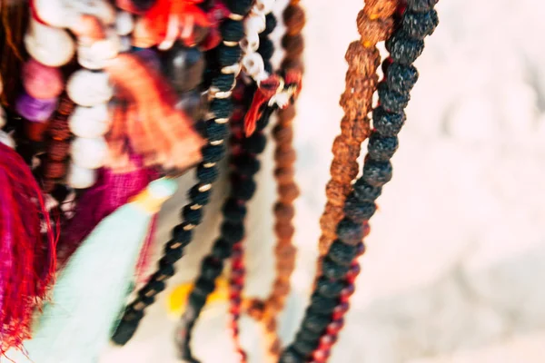 Beach Gokarna Karnataka Índia Fevereiro 2019 Fechar Jóias Coloridas Vendidas — Fotografia de Stock