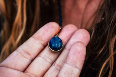 Om plaj Gokarna Karnataka Hindistan 2 Şubat 2019 öğleden sonra kumsalda oturuyor bilinmeyen İsveç turist portresi