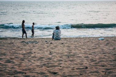 Om plaj Gokarna Karnataka Hindistan 2 Şubat 2019 eğleniyor Om kumsalda akşamları unkwnons turist görünümünü
