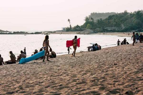 奥姆海滩 Gokarna Karnataka 印度2019年2月2日晚上在 海滩享受乐趣的 Unkwnons — 图库照片