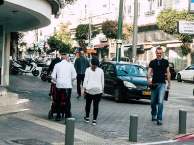 Tel Aviv İsrail 5 Şubat 2019 bilinmeyenli İsrail halkının öğleden sonra Tel Aviv sokaklarında yürüyüş görünümü