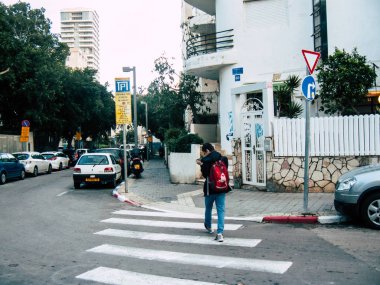 Tel Aviv İsrail 5 Şubat 2019 bilinmeyenli İsrail halkının öğleden sonra Tel Aviv sokaklarında yürüyüş görünümü